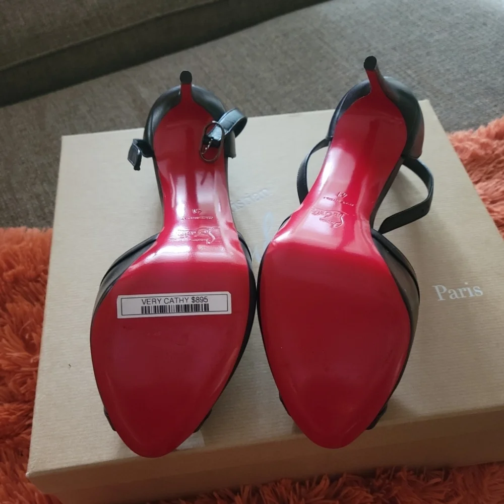 Shoes and sunglasses - Picture 8 of 9